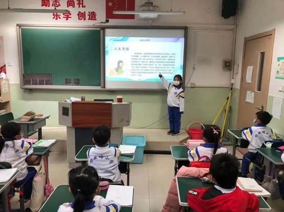 一群小孩在玩电脑
描述已自动生成